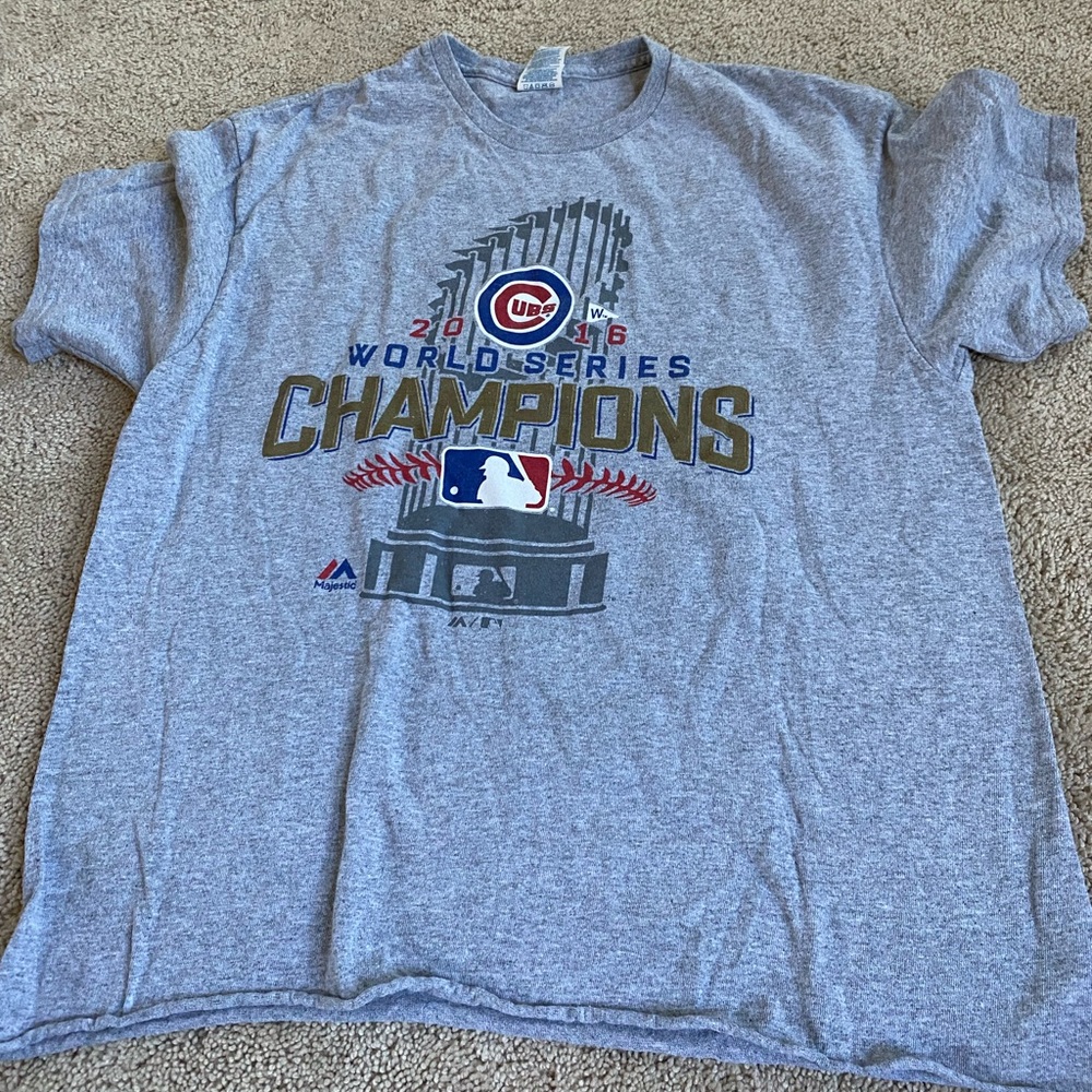 A gray cubs 2016 world series champion t shirt